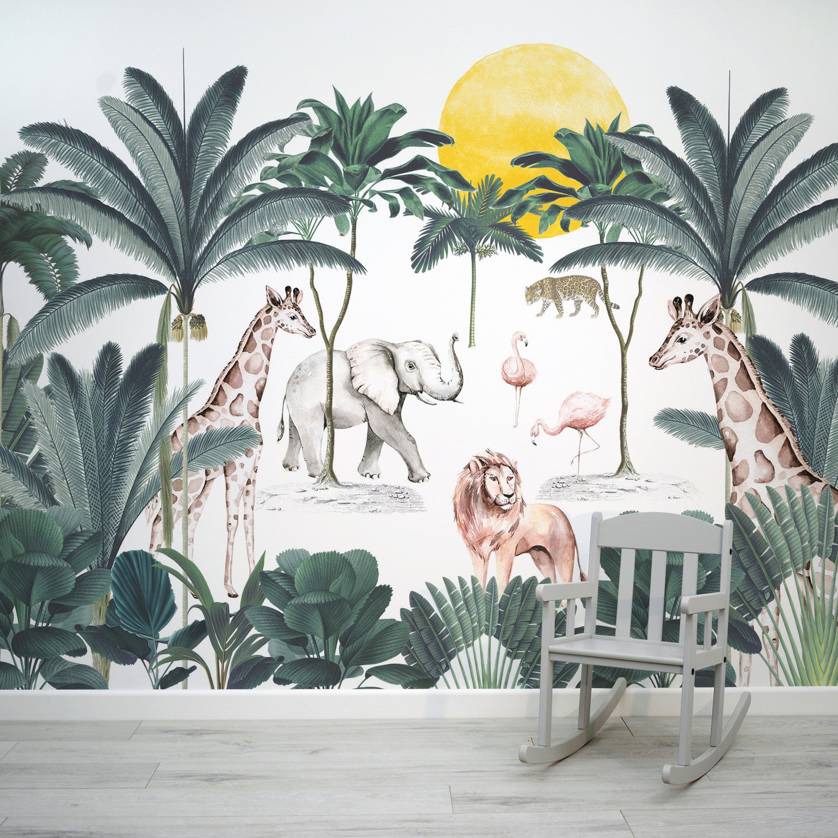 Papier Peint Murale Jungle Royale Dans Une Chambre Avec Une Petite Chaise Grise