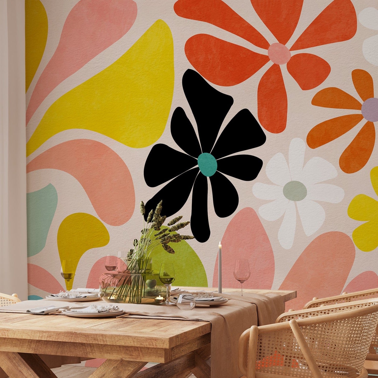 Papier peint rétro Flower Power avec table et chaises en bois avec plantes dans la salle à manger